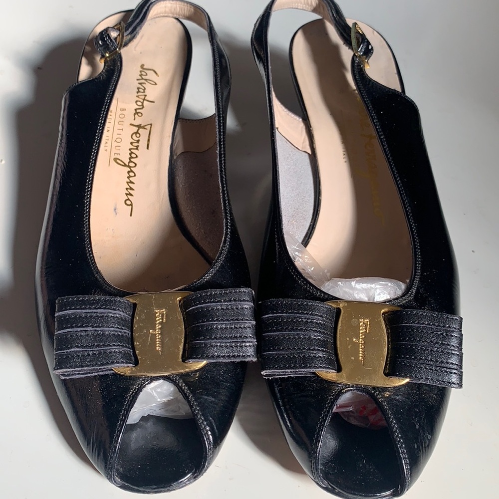 Vintage SALVATORE FERRAGAMO Black Patent leather Vera VARA Bow sling back Pumps